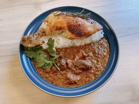 【オリジナル】骨付き鶏もも肉のコンフィ風カレー（ウルトラマトンカレーソース）