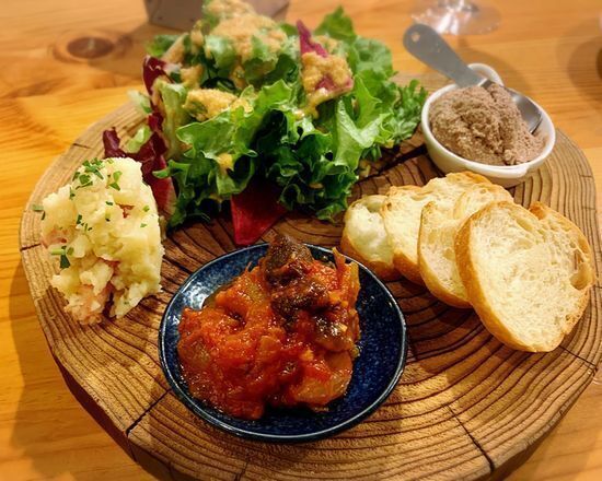 ヒュッテ前菜プレート　＋グリーンサラダ　自家製すりおろし野菜ドレッシング　お好きな5種