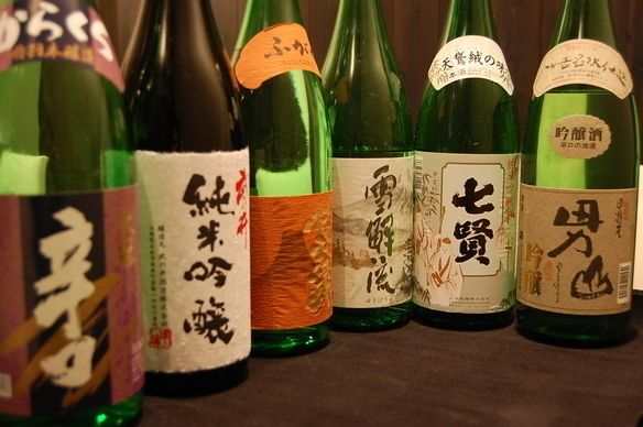 富士山麓や八ヶ岳の伏流水で仕込んだ地元の銘酒を取り揃えました。（水のふるさと、やまなし。国内のミネラルウォーター生産量の約4割が山梨県産といいます。この地で磨きをかけた多くの日本酒が醸造されています。蔵元それぞれの水と愛情が個性的でふくよかな味に仕上げます。地酒は地のものとの相性が一番。山梨ならではの料理に、燗で、冷やして、美味しく召し上がってください。）