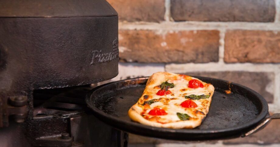 鉄釜で焼くピザ