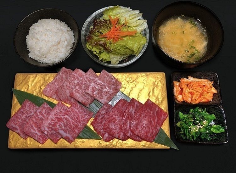 【A5等級】もとぶ牛  三種盛り定食（2,800円(税別)）