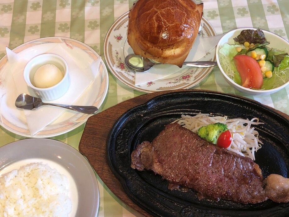 ステーキランチ　サラダ、キノコのパイスープ付き