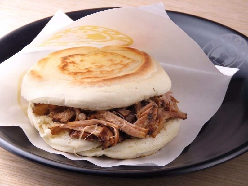 HOT 1. 白吉餅肉夾饅（白吉餅ロージャーモー）