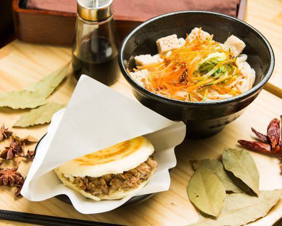 10.肉夾饅（ロージャーモー）+涼皮セット