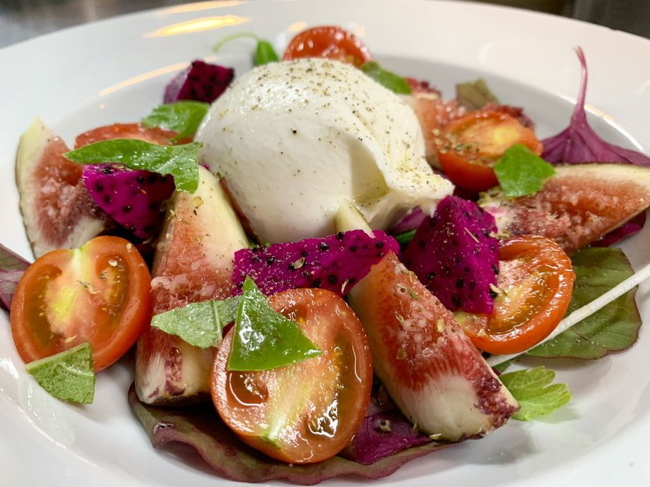 ブッラータチーズと旬の果実、トマトのカプリ風サラダ