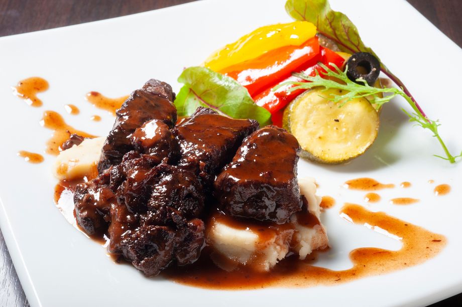 わらかな国産牛ホホ肉の赤ワイン煮込み