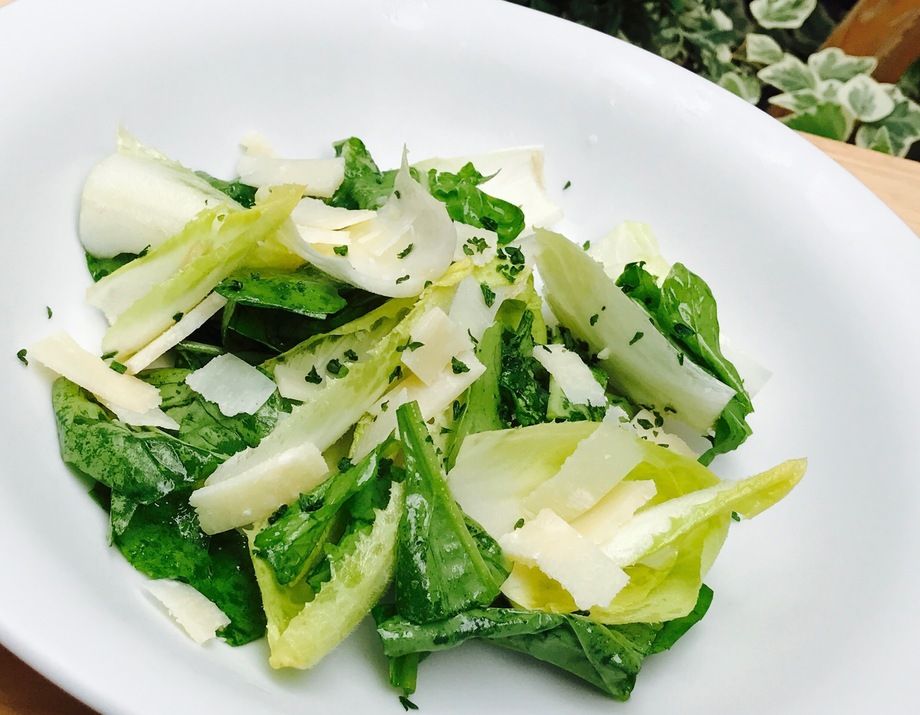 アンディーブとルッコラ、パルメジャーノチーズのサラダ