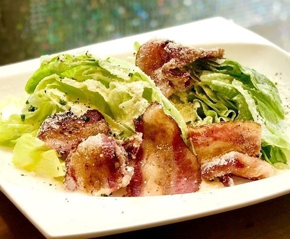 イベリコ豚ベーコンのシーザーサラダ