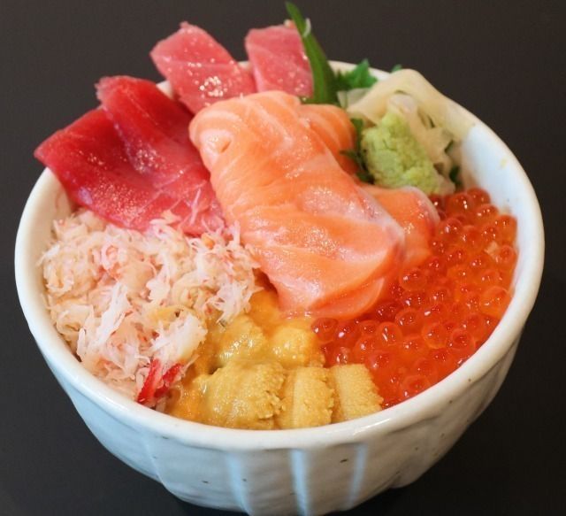 五色丼・お味噌汁付き