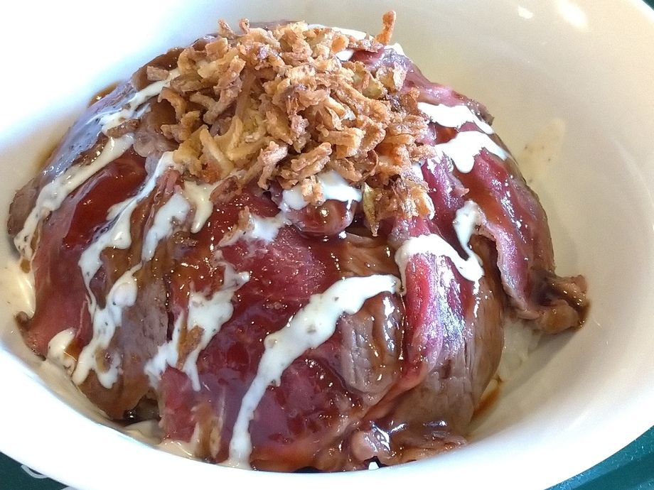 サーロインステーキ丼（金土日限定、数量限定）