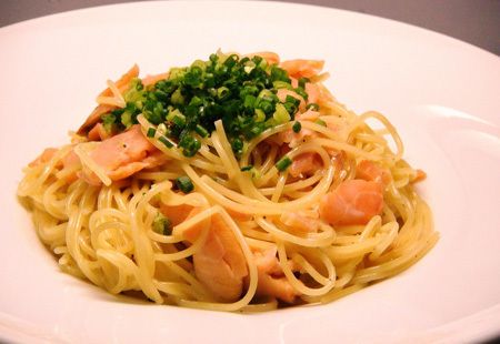 スモークサーモンのわさびクリームパスタ