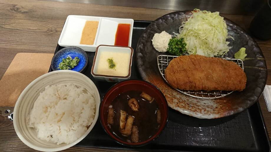 牛かつ定食小鉢1種