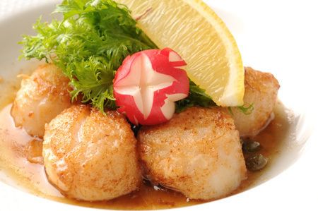 ホタテ貝柱のムニエル ケッパーと醤油バターのソース