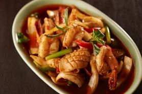 タレー・パット・プリック・パオ ／ 海鮮の甘辛チリペースト炒め