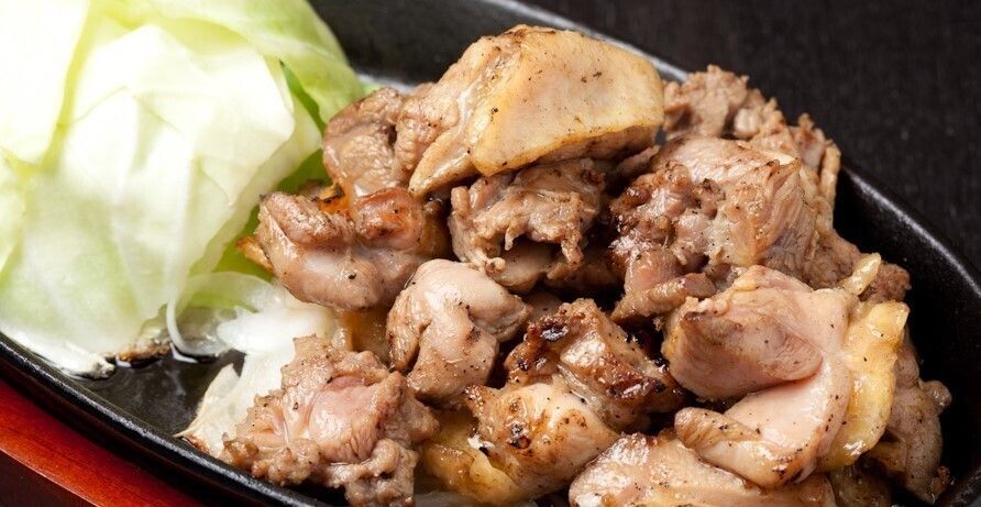 親鶏もも炭火焼き（〔小〕580円　〔大〕880円）