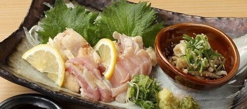 赤鶏刺身二種盛り（980円）