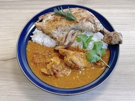 【オリジナル】骨付き鶏もも肉のコンフィ風カレー（インドチキンカレーソース）