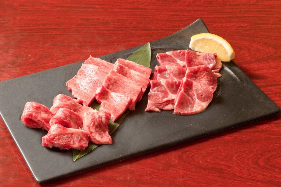 特選盛り（2切盛 3,000円（税抜2,727円）/   3切盛 4,200円（3,818円）/   4切盛 5,300円（,4,818円）/  5切盛6,400円（5,818円））