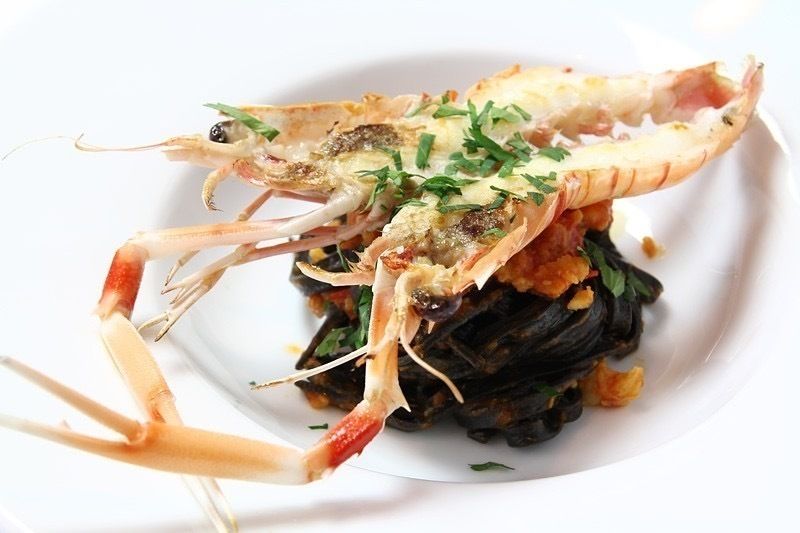 「イカ墨を練りこんだシャラテッリ」手長海老と三河産魚介のトマトソース