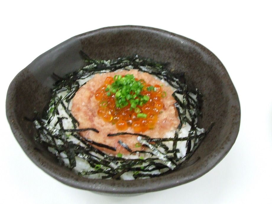 いくらねぎとろ丼