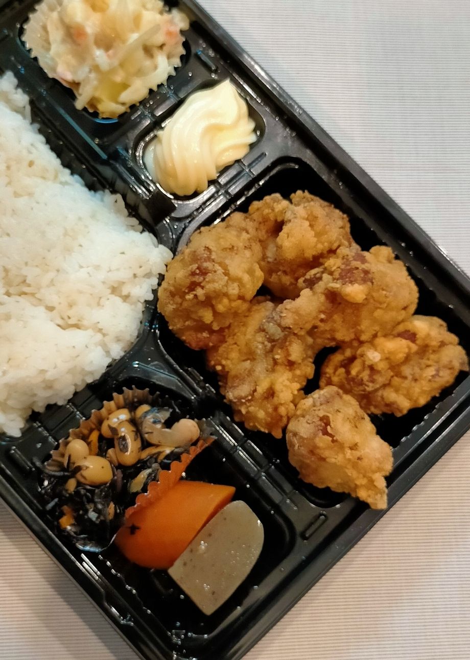 から揚げ弁当（当店一番人気！！）