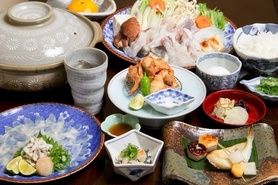 [河豚会席コース] 12〜3月    【先附】    河豚皮ポン酢 【燗酒】    河豚ヒレ酒 【薄造り】てっさ 【焼物】    焼河豚 【鍋】       てっちり 【揚物】    河豚唐揚げ 【飯】        河豚雑炊 【香物】    三種盛 【水物】    早生温州蜜柑