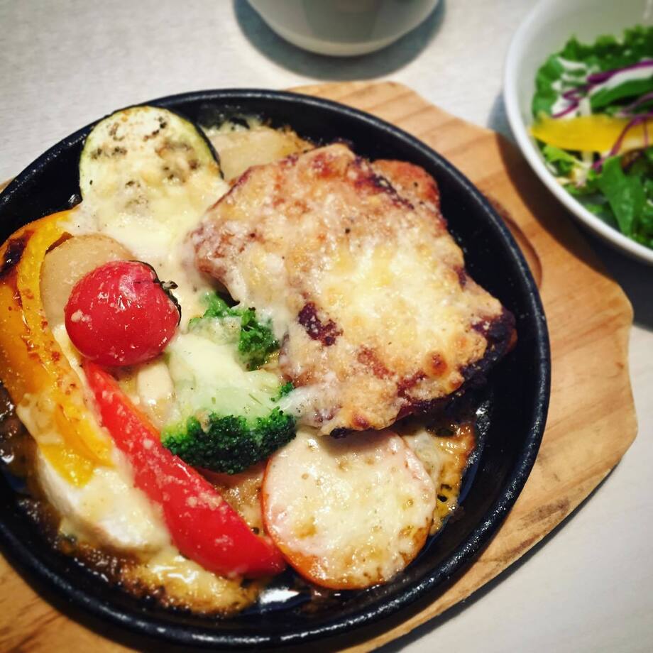 チキンと練馬野菜のグリル（チーズ焼き）（1180円）