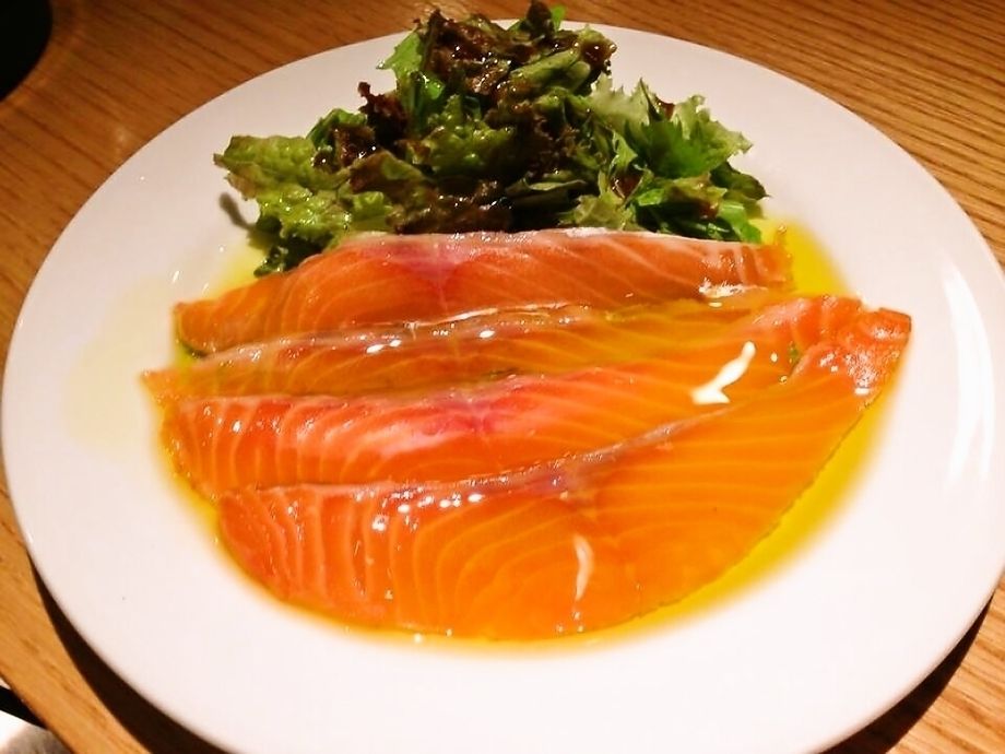 自家製スモークサーモン　温製ヴァージンオリーブオイルの香り