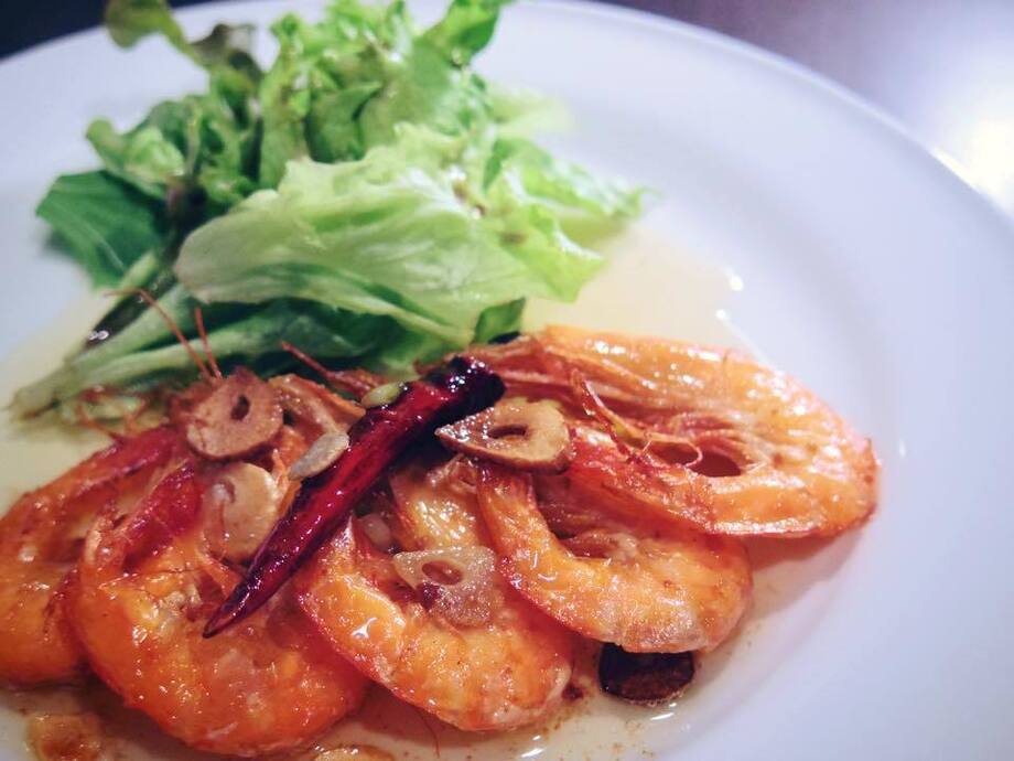 殻ごと食べられる小エビのガーリックソテー