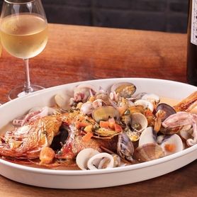 本日の鮮魚と生簀直送貝のアクアパッツァ