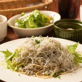 豪快！ぶっかけ釜揚げシラスのペペロンチーノ