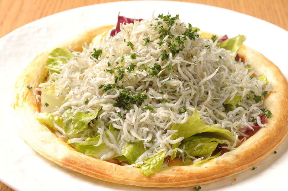 ぶっかけシラスのサラダピッツァ