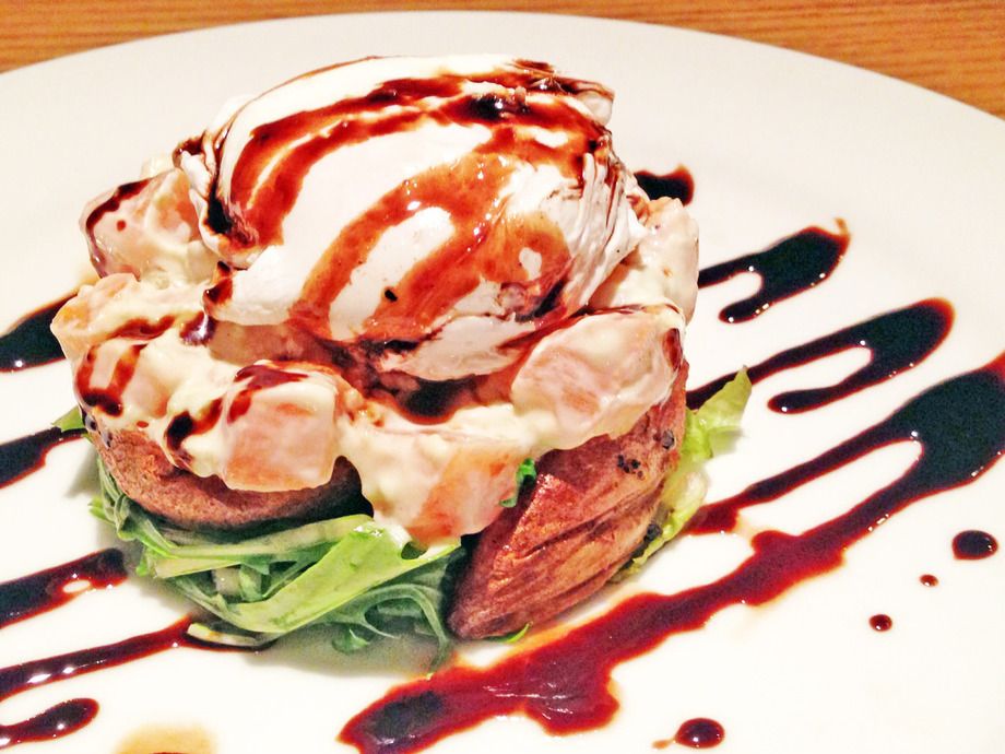 サーモンタルタル　有機卵乗せ