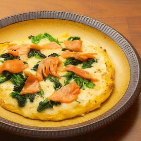 スモークサーモンとほうれん草のオムピザ