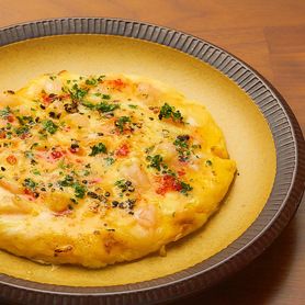 エビマヨチーズのオムピザ　スウィートチリソース