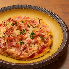 ベーコンとオニオンのオムピザ