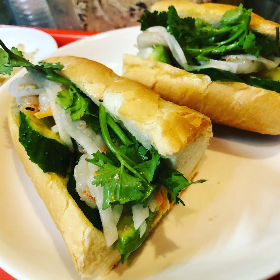 バインミー(海老とアボカドのサンド)