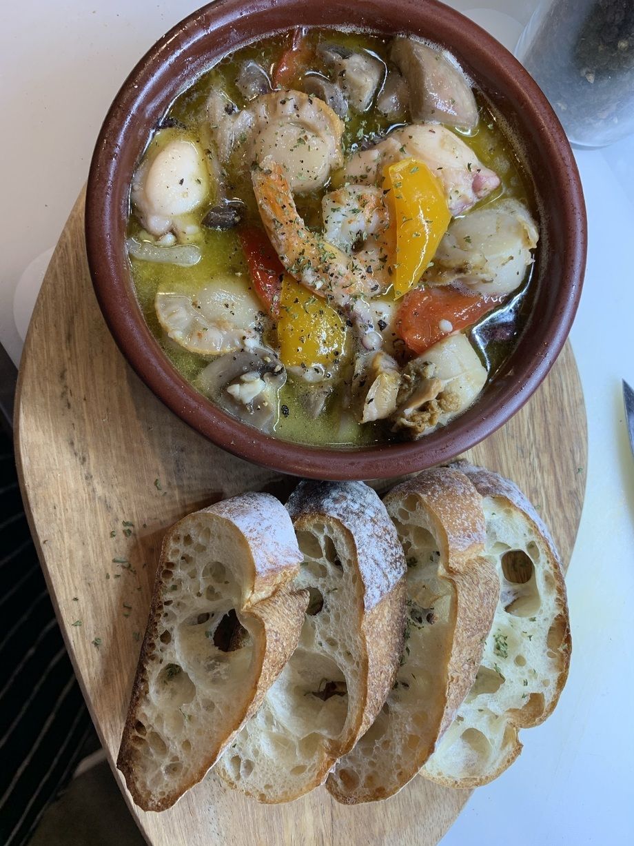 魚介たっぷりのアヒージョ（1000円）