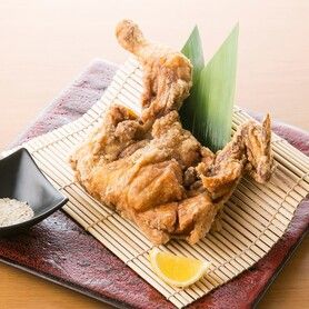 いろいろな部位を食べられる『ひな鶏の半身唐揚げ』