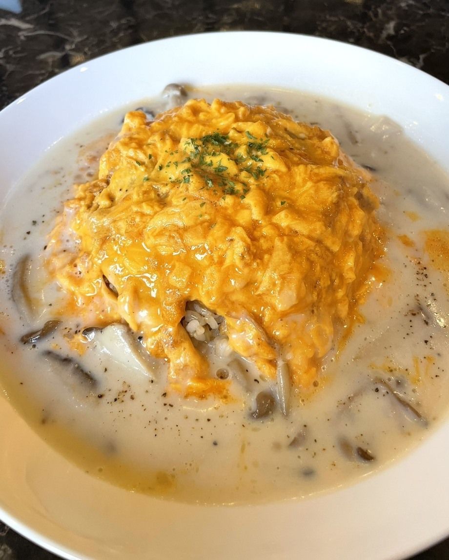 ３種のきのこのクリームソースオムライス