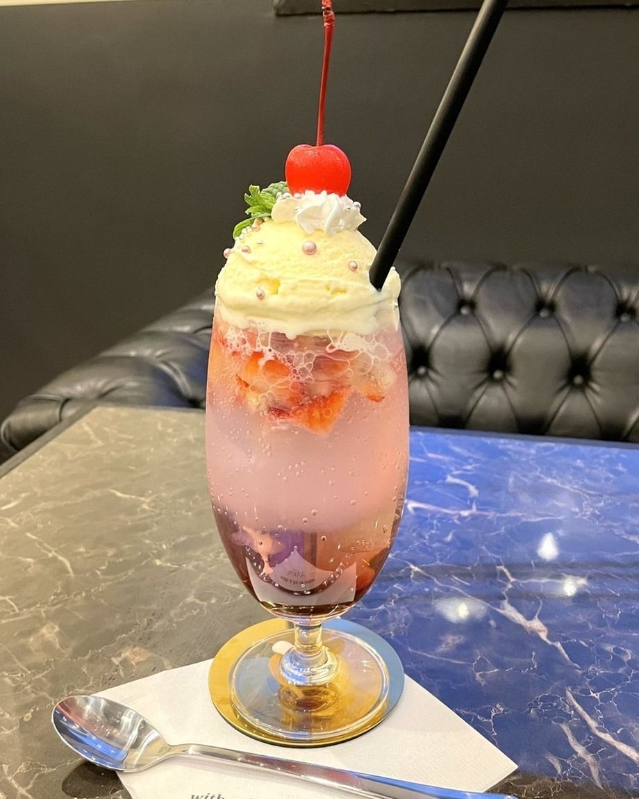 雪溶けいちごクリームソーダ