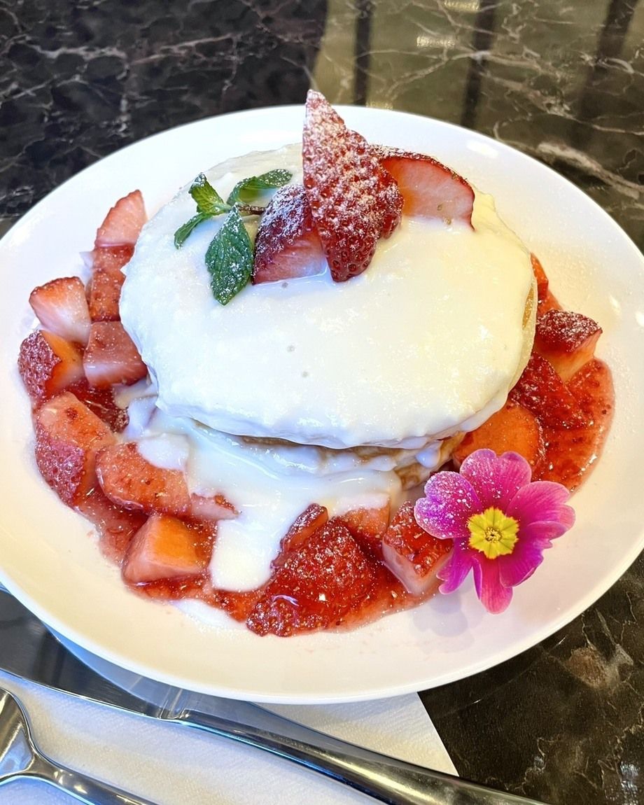 たっぷりいちごのパンケーキ