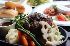 国産牛もも肉のステーキ【前菜+サラダ+ソフトドリンク飲み放題付】