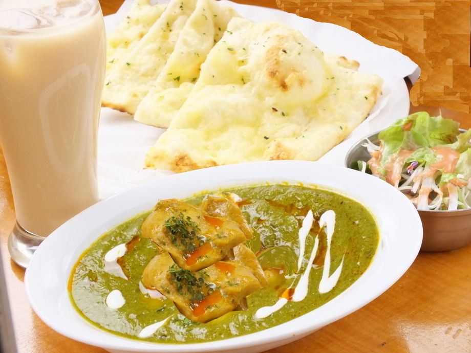 チキンほうれん草カレーとチーズナン（1200円）