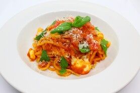 バジルとモッツァレラのトマトソースパスタ