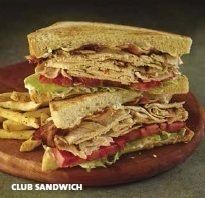 ◇クラブサンドイッチ◇薄くスライスしたグリルチキン6ozを、レタス、トマト、ベーコンと一緒に厚くカットしたブレッドで挟みました。フライドポテトとコールスロー付。（1,580円）