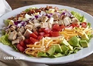 ◇コブサラダ◇新鮮なグリーン野菜に、グリルチキン、アボカド、トマト、レッドオニオン、ベーコン、チェダーとモントレージャックチーズ、ボイルドエッグの7種類の素材をトッピングしたアメリカンスタイルの彩サラダ。（1,880円）