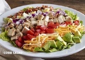 ◇コブサラダ◇新鮮なグリーン野菜に、グリルチキン、アボカド、トマト、レッドオニオン、ベーコン、チェダーとモントレージャックチーズ、ボイルドエッグの7種類の素材をトッピングしたアメリカンスタイルの彩サラダ。