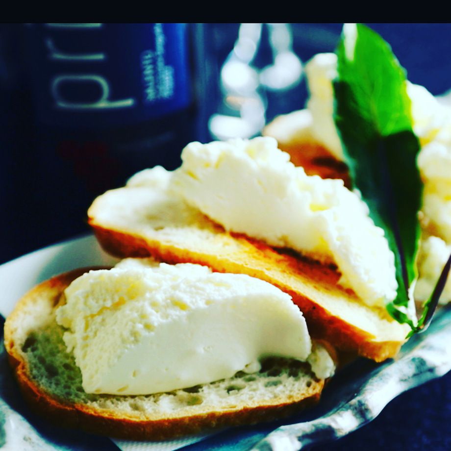 自家製レアチーズのカナッペ