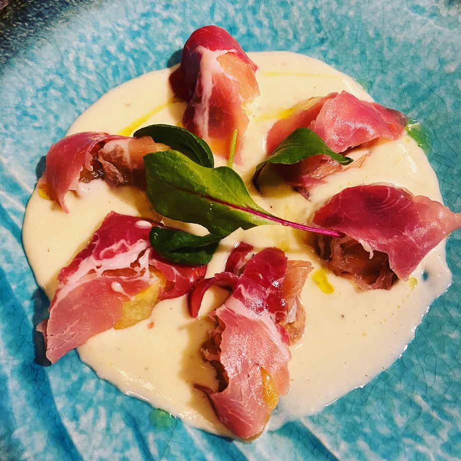 生ハムとフレッシュフルーツのゴルゴンゾーラソース